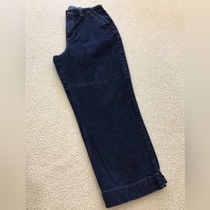 St. John’s Bay Denim Blue Jean Capri Pants
9 / 10 Medium 
2 Front & Back Pockets